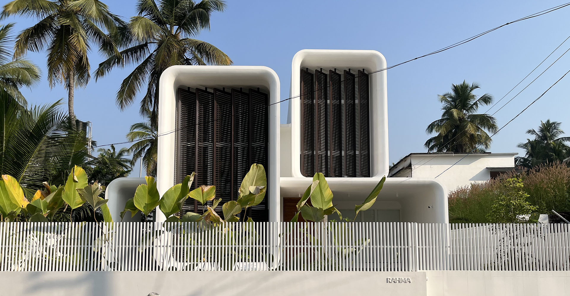 Двухэтажный частный дом от 3dor Concepts - смелое формообразование в современной индийской архитектуре