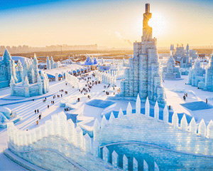 Крупнейший в мире фестиваль скульптур и архитектуры из снега и льда открылся в Китае