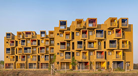 Малоэтажный жилой комплекс Studios 90. Цвет в архитектуре. Фото © Mr.Ricken Desai