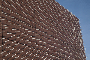 Инсталляция "Windswept" на фасаде музея Randall - кинетический модуль, управляемый ветром /// ОСОБАЯ АРХИТЕКТУРА
