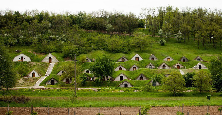 Венгерская "Деревня Хоббитов": как архитектура и виноделие меняют ландшафт