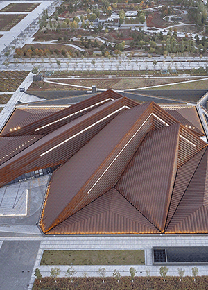Стальные пирамиды от Foster + Partners - в Китае открылся художественный музей с необычной крышей
