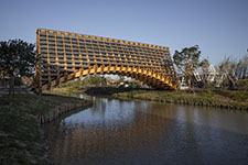 Timber Bridge in Gulou Waterfront. Арочная конструкция. Фото © Jin Weiqi