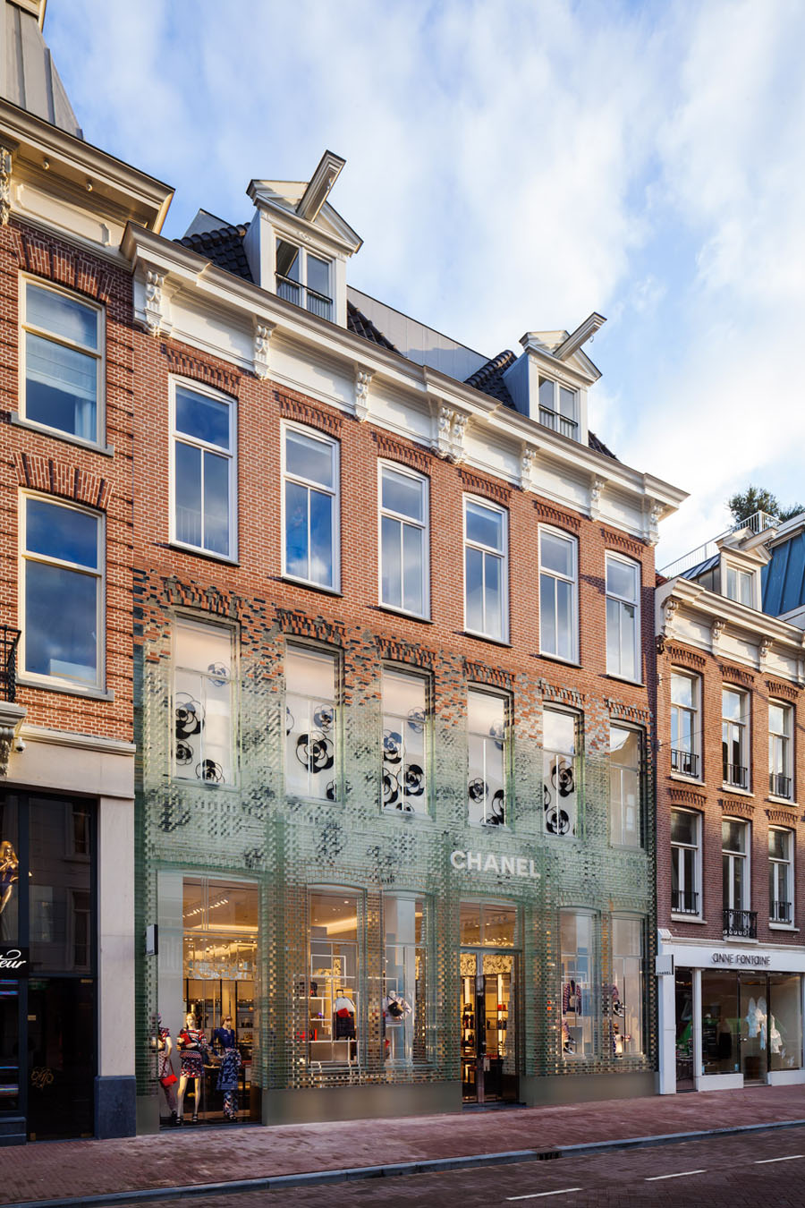 Бутик Chanel с фасадом из сверхпрочных стеклоблоков