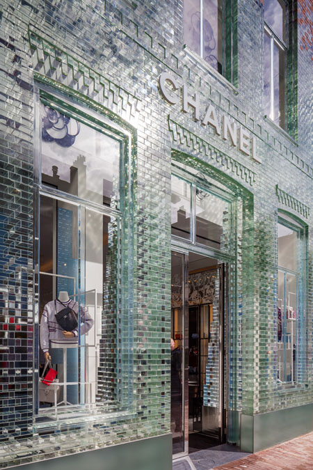 Бутик Chanel с фасадом из сверхпрочных стеклоблоков