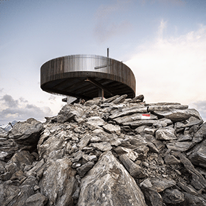 Архитектура для впечатлений: в Альпах появилась смотровая площадка, реагирующая на погоду