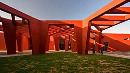 Игра теней, цветные интерьеры и необычная планировка здания - современная школа от Sanjay Puri Architects