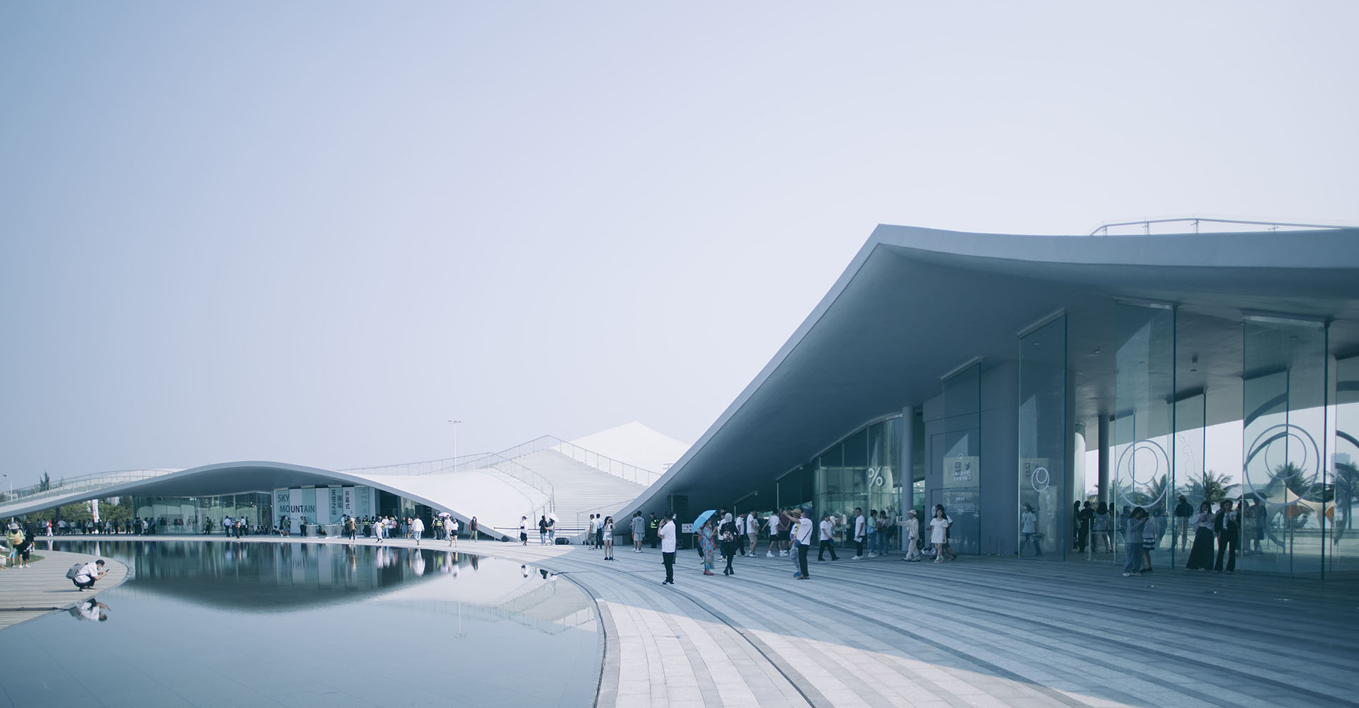 Архитектура "первобытного будущего" - в Китае построен масштабный павильон "Небесная гора"