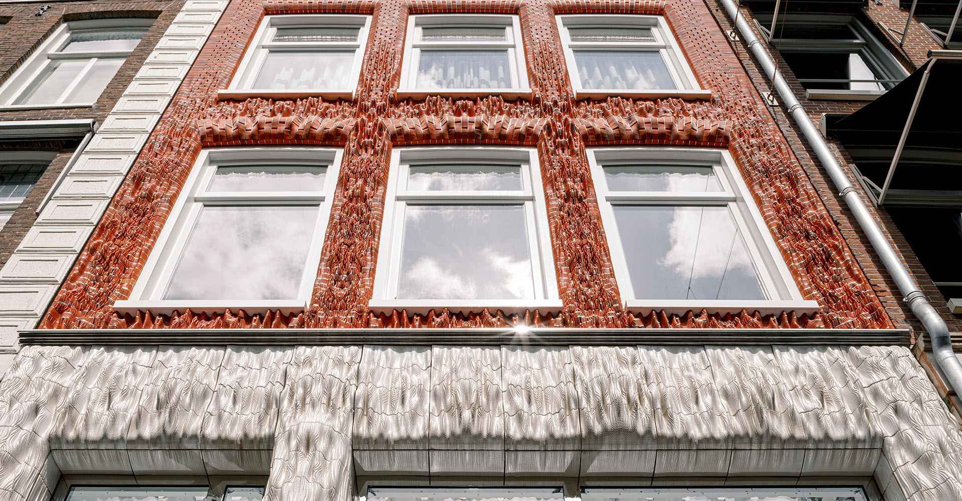 Вызов условностям - Studio RAP облицевала фасад бутика в Амстердаме 3D-печатной плиткой, визуально напоминающей ткань