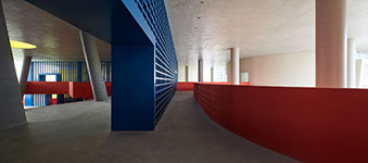 Экспериментальная школа Хайкоу Цзяндун Хуаньдао. Цветные интерьеры. Фото © CHEN Hao