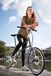 Студия Vello изобрела первый самозаряжающийся складной велосипед. Фото © dezeen.com