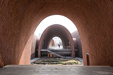 Цзиндэчжэньский Императорский музей печей. Кирпичная арка. Фото © schranimage