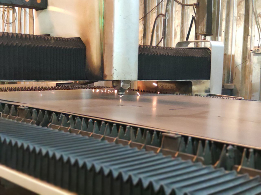 Лазерная резка по листу металла на роботизированном станке - производство компании "Хоббика"