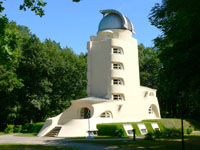 Башня Эйнштейна от Эриха Мендельсона. Фото создано на основе изображения с www.aip.de