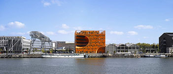 Оранжевый куб  в Лионе. Фото©Roland Halbe, Nicolas Borel