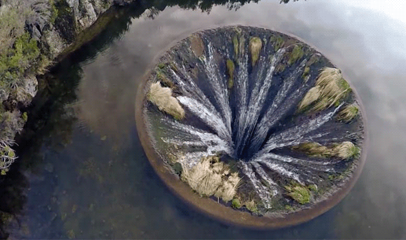 Портал в другое измерение - водосброс в горном водохранилище в Португалии