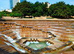 Водные сады Форт-Уорт (Fort Worth Water Gardens), Форт-Уэрт, штат Техас, США (совместно с Burgee Architects) (1974 г.)