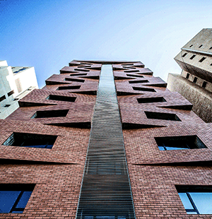 Как сделать здание узнаваемым? Необычный фасад кирпичной многоэтажки в Кувейте /// ОСОБАЯ АРХИТЕКТУРА